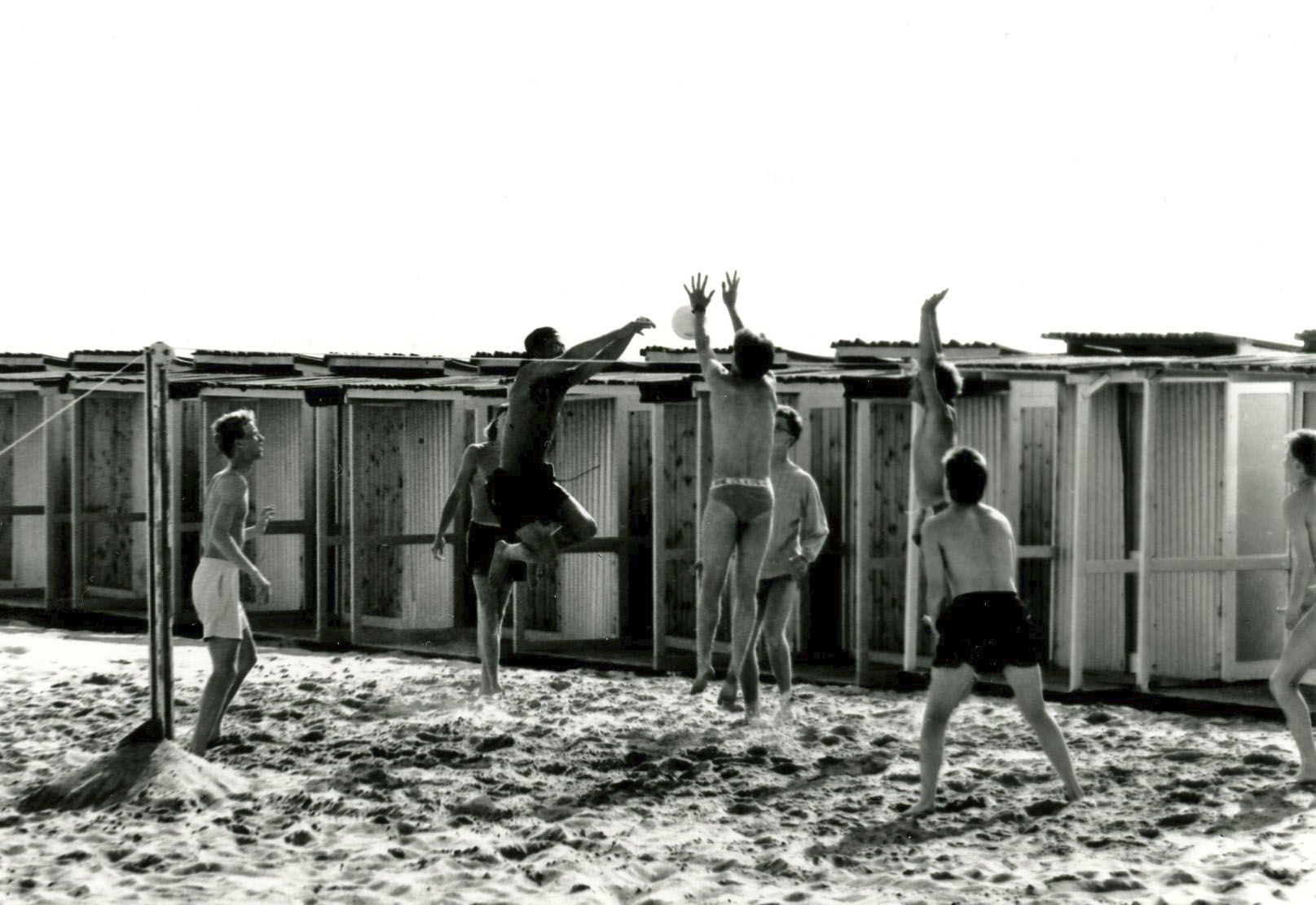 Partita di beach volley, Lido di Ostia, maggio 1992.