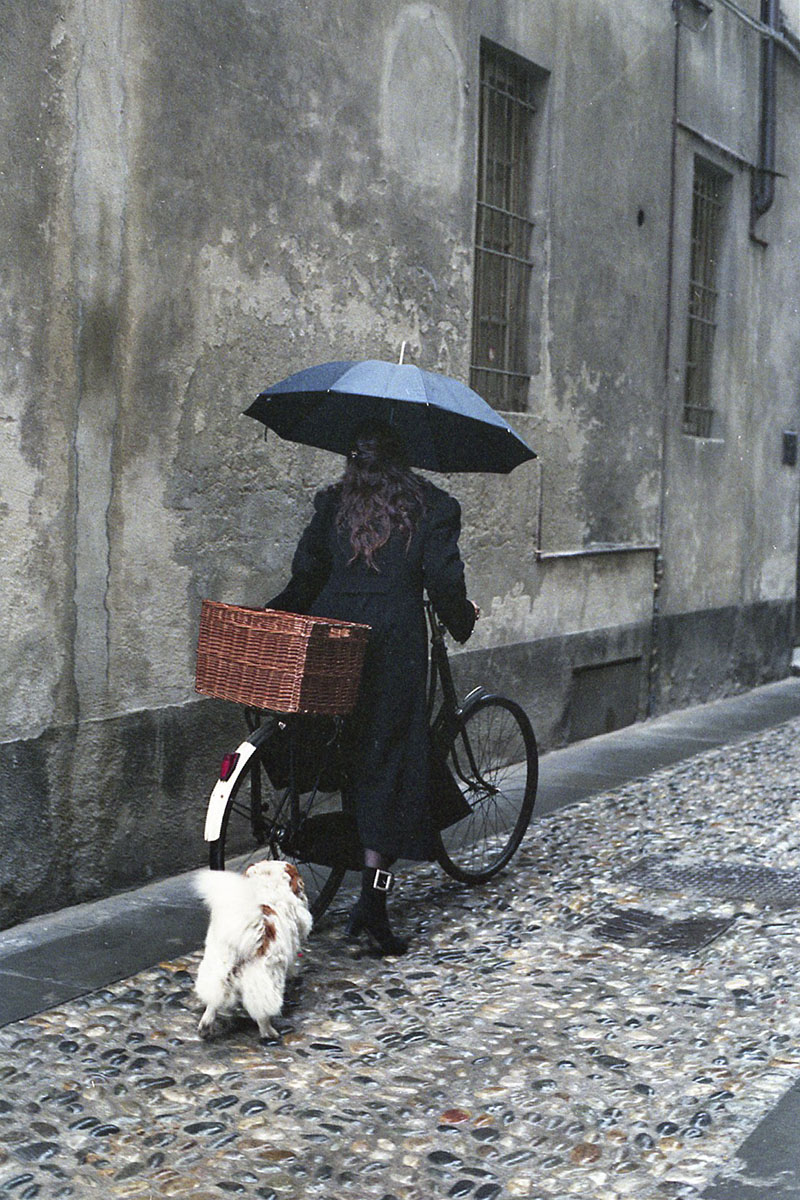 Donna in bici e suo cagnolino, Cremona, maggio 1995.