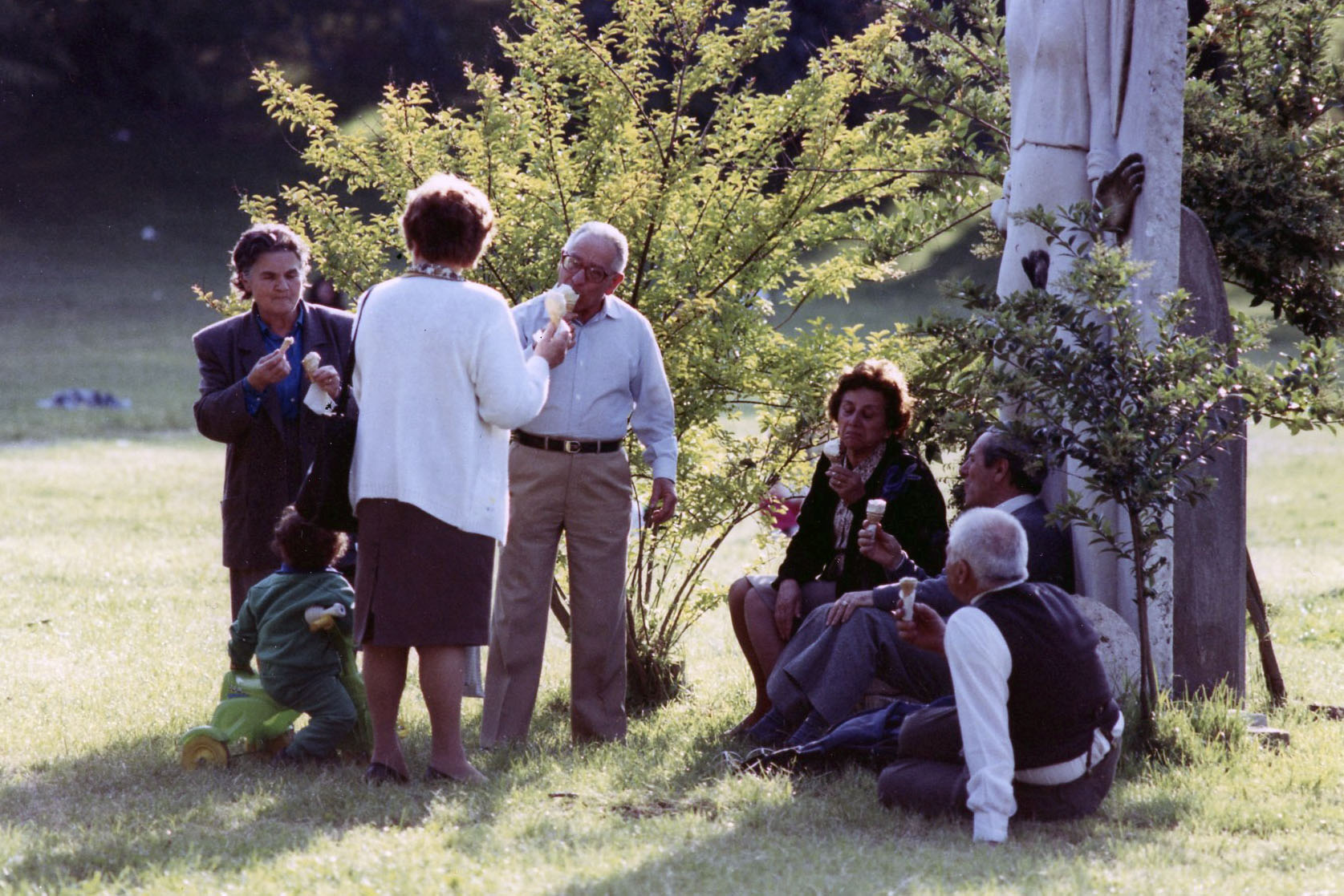 Gruppo ai giardini, Eur, Roma, maggio 1991.