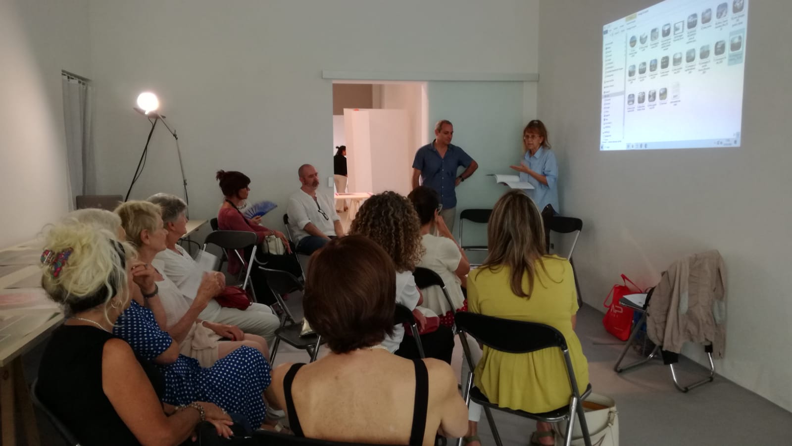 Il pubblico in sala durante l’introduzione.