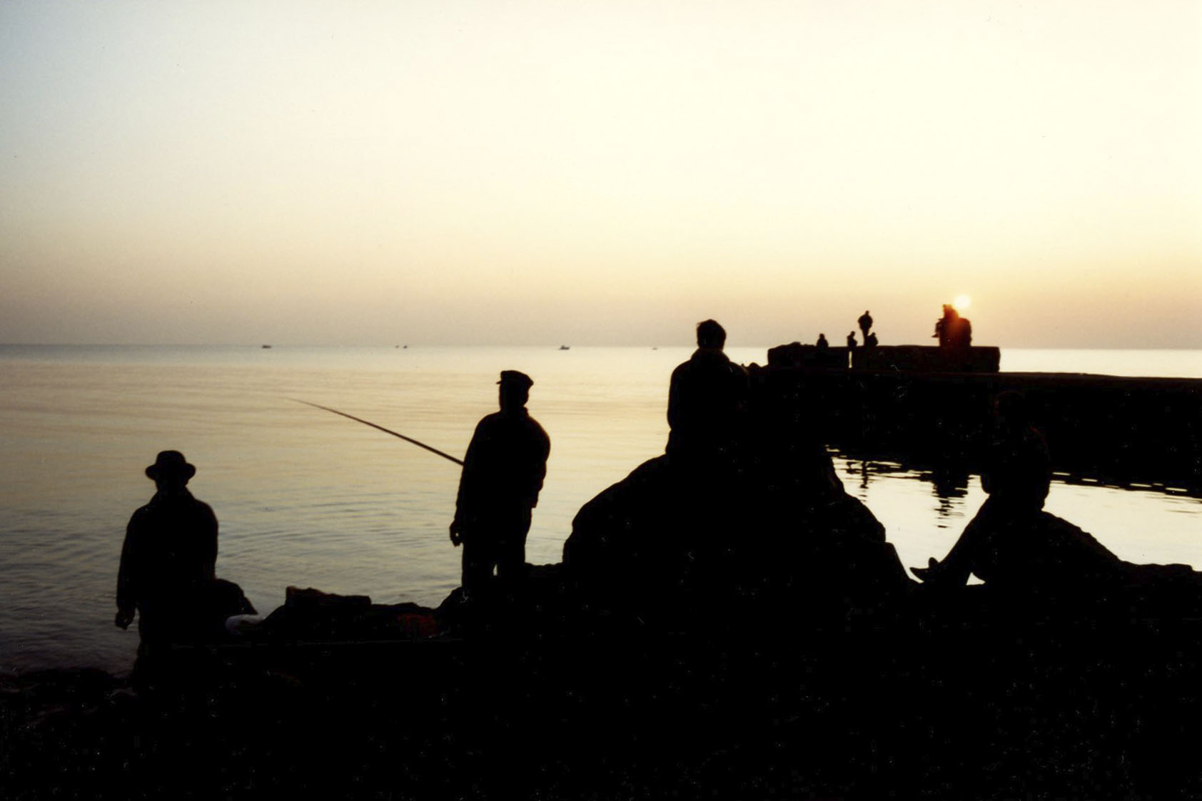 Pescatori al crepuscolo, Ostia, dicembre 1991.