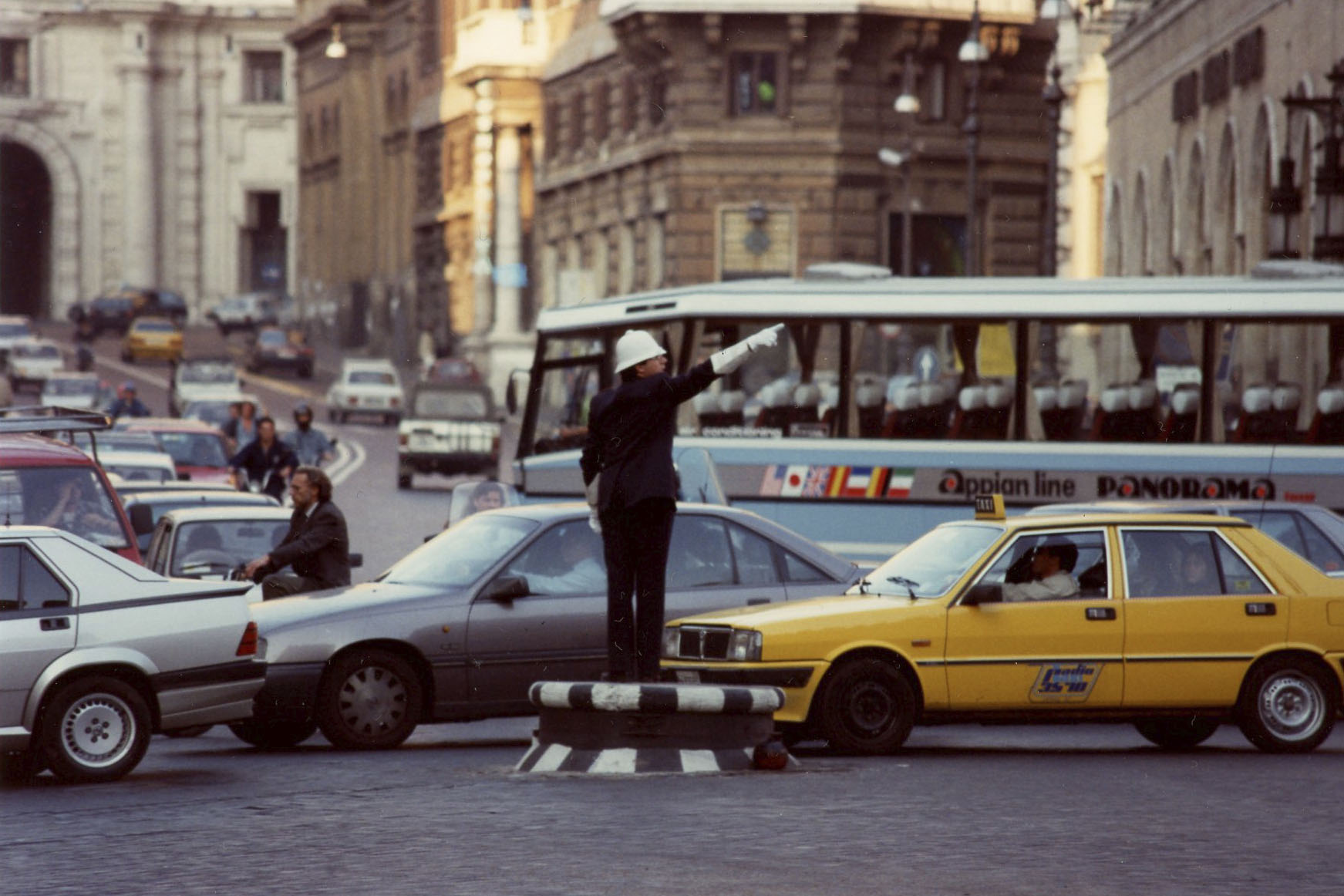 Vigile urbano a Piazza Venezia, Roma, maggio 1990.