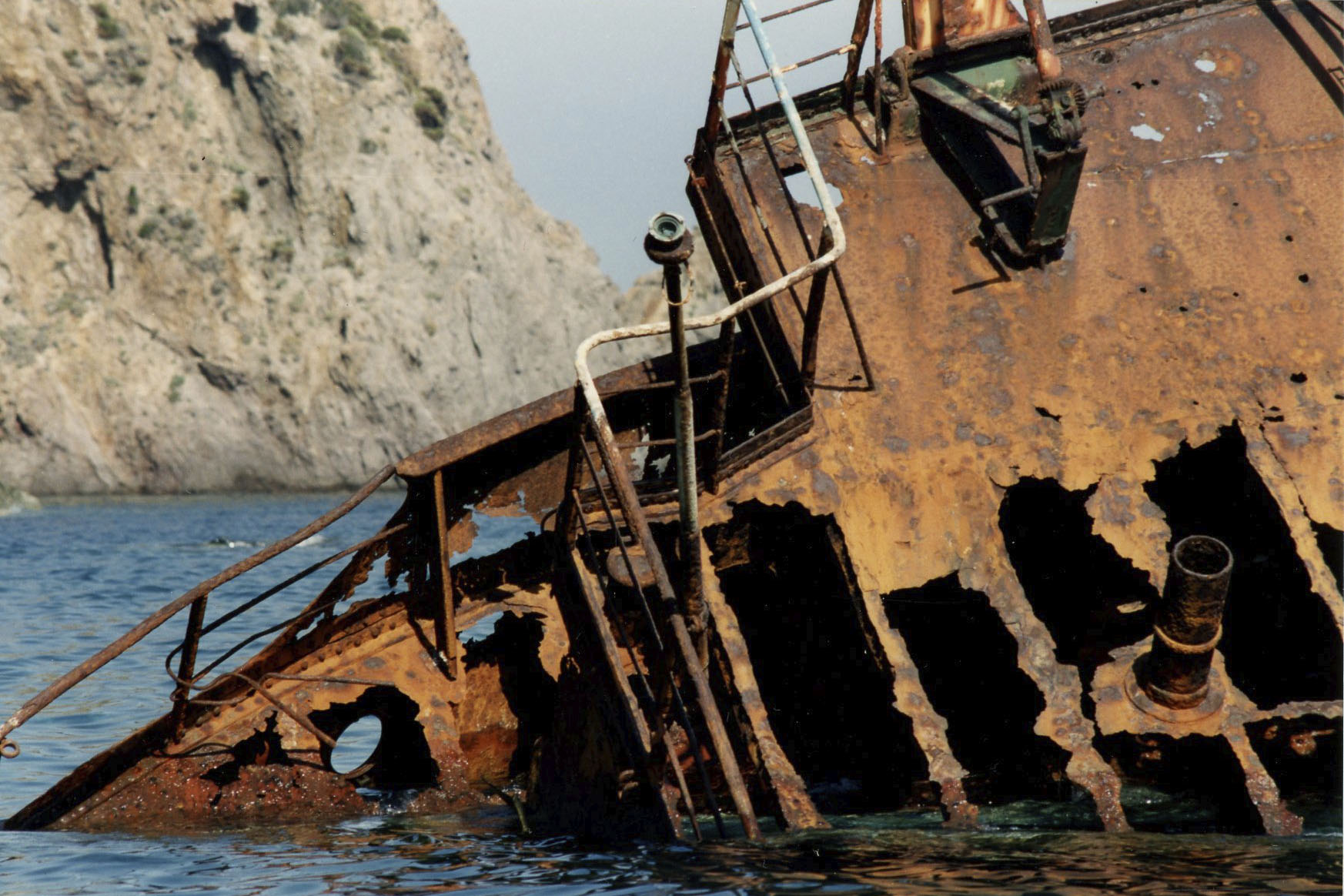 Nave affondata, Cala Inferno, Ponza, luglio 1991.