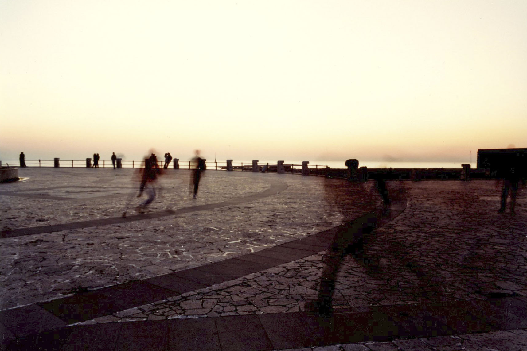 Giochi sulla rotonda, Lido di Ostia, 1991.