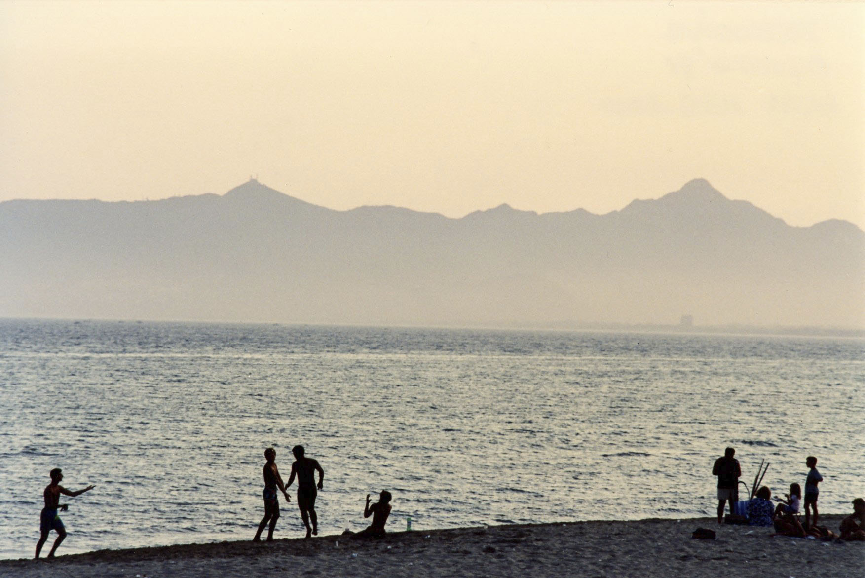 Giochi in spiaggia, Terracina, agosto 1991.