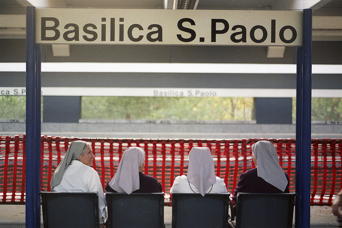 Suore aspettando la metro, Roma, ottobre 1995.